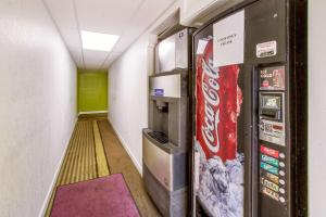 un pasillo con una máquina expendedora y máquinas de refrescos en Motel 6-Rossford, OH, en Rossford