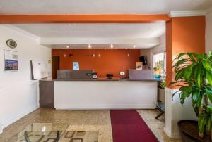 una oficina con recepción en color naranja y blanco en Motel 6-Rossford, OH, en Rossford