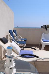 - un ensemble de chaises assises sur une terrasse dans l'établissement Terrazza Anticaglie, à Punta Braccetto