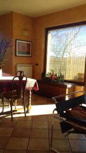a dining room with a table and chairs and a window at MARA E MONTI in Tossicia