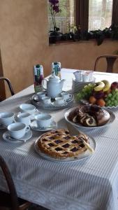 a table with a pie and plates of food on it at MARA E MONTI in Tossicia +18 photos