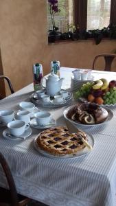 une table avec une tarte et des assiettes de nourriture dans l'établissement MARA E MONTI, à Tossicia