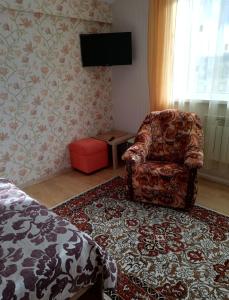 MarfinoにあるApartment on Sadovaya 23のリビングルーム(椅子、テレビ付)