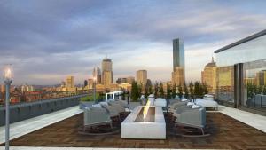 un patio en la azotea con sillas y vistas a la ciudad en Global Luxury Suites in South End, en Boston