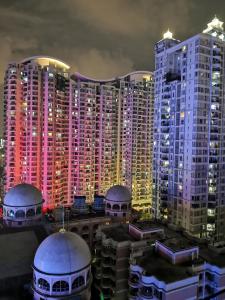 panoramę miasta z wysokimi budynkami w nocy w obiekcie Youth Space w Guangzhou