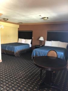 Кровать или кровати в номере Glendora Motel