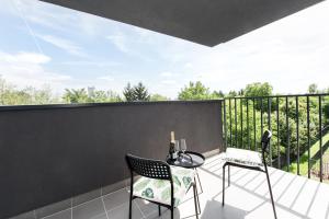 Balkón alebo terasa v ubytovaní SuperApart Augustówka 73 "Sleek 1BR Home with Balcony & Pet-Friendly"