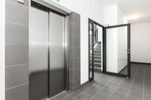 Fotografia z galérie ubytovania SuperApart Augustówka 73 "Sleek 1BR Home with Balcony & Pet-Friendly" vo Varšave