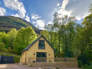 Afbeelding uit fotogalerij van Bluebell Cottage with Hot Tub in Ballachulish