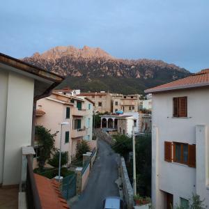 a view of a town with a mountain in the background at b&b Mundè in Oliena