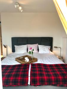 ein Bett mit einer karierten Decke und einem Tisch darauf in der Unterkunft Holiday Home Liden in Båstad