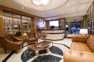 a living room with a couch and a table at Suites Del Ángel in Mexico City