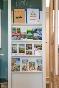 een boekenplank gevuld met boeken bij Cottage de Vinck in Ieper