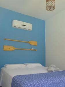 1 dormitorio con una pared azul y 1 cama en Pousada Angels en Barra Grande