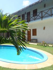 uma piscina em frente a uma casa em Pousada Angels em Barra Grande