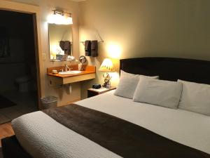 Giường trong phòng chung tại Twisp River Suites