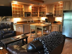 Nhà bếp/bếp nhỏ tại Twisp River Suites