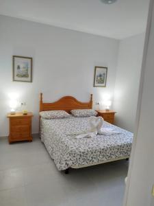 コスタ・デル・シレンチオにあるCOSTA DEL SILENCIO - 28/5のベッドルーム(ウサギの上にベッド1台付)