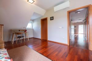 sala de estar con suelo de madera y mesa en Apartments Apple Garden-2, en Bled