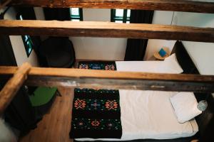 מיטה או מיטות קומותיים בחדר ב-OberWood