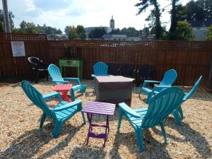 un grupo de sillas y una mesa en un patio en Sunset Motel en Murphy