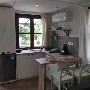 Kuchyň nebo kuchyňský kout v ubytování Aranypart Apartmanházak Tiszakécske