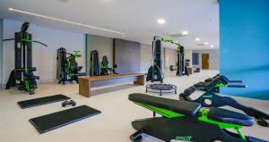 a gym with a bunch of exercise bikes in it at Apartamento em Resort de Olimpia in Olímpia