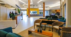 a lobby of a hotel with couches and chairs at Apartamento em Resort de Olimpia in Olímpia
