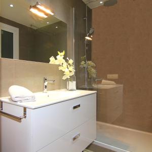 y baño con lavabo blanco y espejo. en Classbedroom Fira Business Apartment, en Barcelona