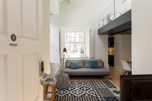 un soggiorno con un divano e una finestra di Seventyset Flats - Porto Historical Center a Porto