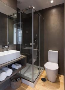ein Bad mit einer Dusche, einem WC und einem Waschbecken in der Unterkunft Seventyset Flats - Porto Historical Center in Porto