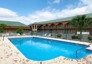 une grande piscine en face d'un hôtel dans l'établissement Econo Lodge Del Rio, à Del Rio