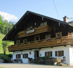 ein großes Haus mit Holzdach in der Unterkunft Ferienhof Bernegglehen in Berchtesgaden