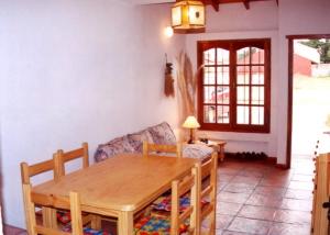 sala de estar con mesa de madera y sofá en Ramita-Costa Azul en San Bernardo
