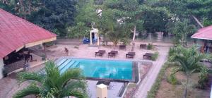 una vista aérea de una piscina y una casa en Cakalang Resort en Bunaken