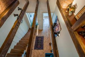 - une vue sur un escalier dans une maison dans l'établissement Loft Turfa, à Tbilissi