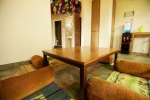 カトマンズにあるFlying Yak Kathmanduの木製テーブルと椅子2脚が備わる客室です。