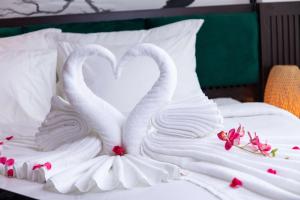 Voodi või voodid majutusasutuse Hanoi Center Silk Lullaby Hotel and Travel toas