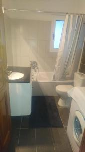 łazienka z umywalką, wanną i toaletą w obiekcie Mimi's sunnyview house w mieście Vlachata +37 zdjęć