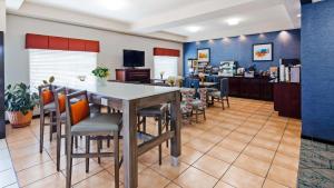 a restaurant with a table and chairs in a room at Best Western Hiram Inn and Suites in Hiram