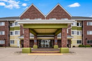 un gran edificio de ladrillo con una gran entrada en MainStay Suites Cedar Rapids North - Marion en Cedar Rapids
