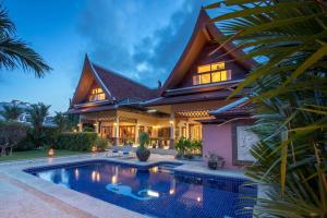 una casa con una piscina di fronte di Beautiful 5BR Villa Felicity, Pool & Garden, near Naiharn a Rawai Beach
