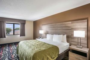 Ένα ή περισσότερα κρεβάτια σε δωμάτιο στο Quality Inn Cedar Rapids South