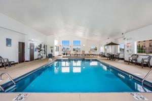 Piscina a MainStay Suites Cedar Rapids North - Marion o a prop