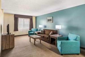 Zona d'estar a MainStay Suites Cedar Rapids North - Marion