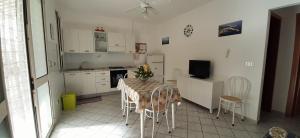 uma cozinha com mesa e cadeiras num quarto em Il Faro di Anna em Leuca