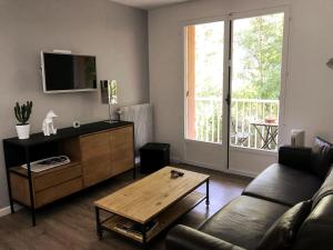 sala de estar con sofá y mesa de centro en LE NID DE LA PIRAZ - Parking, Balcon & Netflix !, en Annecy
