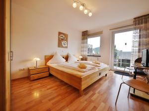 Ένα ή περισσότερα κρεβάτια σε δωμάτιο στο Komfort-Fewo Ettelsberg-Panorama