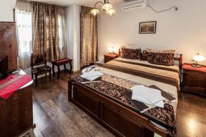 A bed or beds in a room at Keremidchieva Kushta Guest House