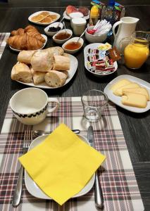 uma mesa coberta com pratos de comida e pão em La Maison D'hôtes Du Mont Des Cats em Godewaersvelde